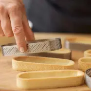 Oval bakform i rostfritt stål, perforerad - Blomsterbergs