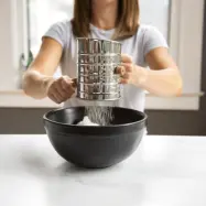 Rostfri Mjölsikt med trähandtag - Nordic Ware