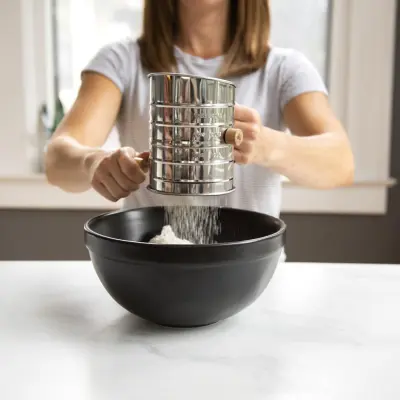 Rostfri Mjölsikt med trähandtag - Nordic Ware