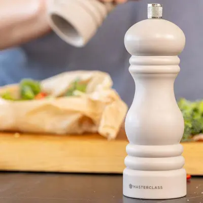 Salt- eller Pepparkvarn 17 cm, latte - Masterclass